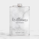 Moderne Script-Personalisierte Trauzeugen Flachmann<br><div class="desc">Moderne Script Personalisierte Trauzeugen Flask mit dem Namen des personalisierten Trauzeugen in grauem, modernem Script Schriftart Stil mit Titel und Hochzeitsdatum in modernen Sans Serif Schriftart Stil auf weißem Marmor Hintergrund. Auch perfekt für Vater der Braut, Trauzeuge und mehr. Bitte beachten Sie: Die Marmordetails werden im Kunstwerk simuliert. Bei der...</div>