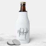 Moderne Script-Personalisierte Trauzeugen Flaschenkühler<br><div class="desc">Fügen Sie cooler eine persönliche Touch zu Ihrer Hochzeit mit personalisierten Trauzeugen Flasche. Diese Flasche cooler zeigt den Namen personalisierter Trauzeugen in grau modernem Script Schriftart Stil und Monogramm in hellgrau modernen Drehbuch-Schriftart Stil als Hintergrund mit Titel und Hochzeitdatum in grau modernen sans serif Schriftart Stil. Auch perfekt für Trauzeuge,...</div>