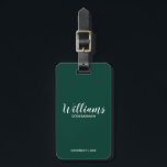 Moderne Script-Personalisierte Trauzeugen Gepäckanhänger<br><div class="desc">Moderne Script Personalisierte Trauzeugen Gepäckanhänger mit dem Namen des personalisierten Trauzeugen im modernen, weißen Script-Schriftart-Stil mit Titel und Hochzeitsdatum in modernen serifenlosen Schriftart-Stil auf smaragdgrünen Hintergrund. Auch perfekt für Trauzeugin, Blütenmädchen, Brautmutter, Trauzeugen, Trauzeuge und mehr.</div>