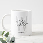 Moderne Script-Personalisierte Trauzeugen Jumbo-Tasse<br><div class="desc">Moderne Minimalistische Personalisierte Monogramm- und Namensgeschenke Dieses Design zeichnet sich durch einen personalisierten Namen im modernen, grau-modernen Stil der Handschrift Schriftart und Monogramm in hellgrau modernen Sans Serif Schriftart Stil als Hintergrund aus, mit Hochzeitsdetails in grau modernen Sans Serif Schriftart Stil, auf weißem Hintergrund. Auch perfekt für Trauzeuge, Trauzeugin, Brautmädchen...</div>