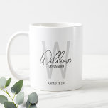 Moderne Script-Personalisierte Trauzeugen Kaffeetasse<br><div class="desc">Moderne Minimalistische Personalisierte Monogramm- und Namensgeschenke Dieses Design zeichnet sich durch einen personalisierten Namen im modernen, grau-modernen Stil der Handschrift Schriftart und Monogramm in hellgrau modernen Sans Serif Schriftart Stil als Hintergrund aus, mit Hochzeitsdetails in grau modernen Sans Serif Schriftart Stil, auf weißem Hintergrund. Auch perfekt für Trauzeuge, Trauzeugin, Brautmädchen...</div>