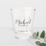 Moderne Script-Personalisierte Trauzeugen Schnapsglas<br><div class="desc">Fügen Sie Ihrer Hochzeit eine persönliche Touch mit personalisierten Trauzeugen Schuss Glas. Dieses Bild zeigt den Namen der personalisierten Trauzeugen in grau modernem Script Schriftart Stil und Monogramm in hellgrau modernen Drehbuch-Schriftart-Stil als Hintergrund mit Titel und Hochzeit Datum in grau modernen sans serif Schriftart Stil. Auch perfekt für Trauzeuge, Brautvater...</div>