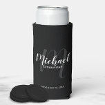 Moderne Script-Personalisierte Trauzeugen Selters Dosenkühler<br><div class="desc">Fügen Sie eine persönliche Touch zu Ihrer Hochzeit mit personalisierten Trauzeugen kann kühler. Dies kann cooler mit dem Namen personalisierter Trauzeugen im modernen, weißen Skript-Schriftart-Stil und Monogramm in grauem, modernem Script-Schriftart-Stil als Hintergrund mit Titel und Hochzeitdatum in weißem, modernen Sans Serif-Schriftart-Stil auf schwarzem Hintergrund. Auch perfekt für Trauzeuge, Brautvater und...</div>