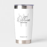 Moderne Script-Personalisierte Trauzeugen Thermobecher<br><div class="desc">Moderne Minimalistische Personalisierte Monogramm- und Namensgeschenke Dieses Design zeichnet sich durch einen personalisierten Namen im modernen, grau-modernen Stil der Handschrift Schriftart und Monogramm in hellgrau modernen Sans Serif Schriftart Stil als Hintergrund aus, mit Hochzeitsdetails in grau modernen Sans Serif Schriftart Stil auf weißem Hintergrund. Auch perfekt für Trauzeuge, Trauzeugin, Brautmädchen...</div>