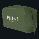 Moderne Script-Personalisierte Trauzeugen Waschbeutel<br><div class="desc">Modernes Script Personalisiert Trauzeugen Geschenk mit dem Namen des personalisierten Trauzeugen im modernen,  weißen Script-Schriftart Stil mit Titel und Hochzeitsdatum in modernen Sans Serif Schriftart Stil auf olivgrünem Hintergrund. Auch perfekt für Brautjungfrau,  Trauzeugin,  Blume Mädchen,  Brautmutter,  Trauzeuge und mehr.</div>