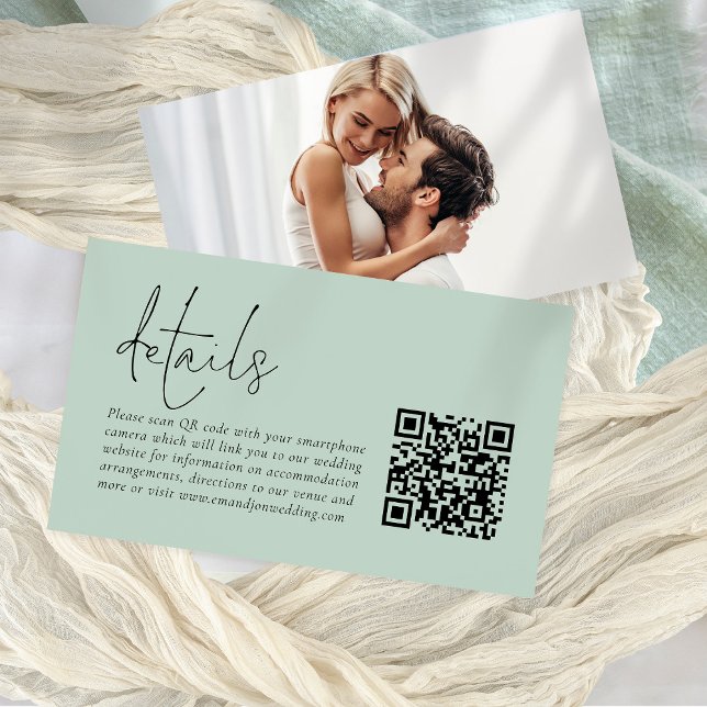 Moderne Script QR Code Foto Sage Wedding Details Begleitkarte (Front and back view)