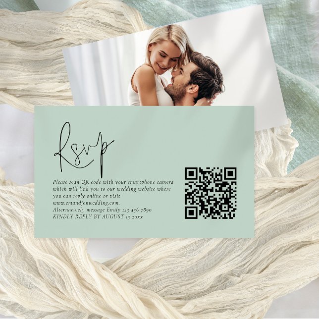 Moderne Script QR Code Foto Sage Wedding RSVP Card Begleitkarte (Front and back view)