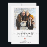 Moderne Script Quarantine Rose Gold Heart Six Feet Feiertagskarte<br><div class="desc">Sechs Meter auseinander, aber dennoch in unserem Herzen: Diese moderne Urlaubskarte ist perfekt für diese unvollkommene Urlaubssaison. Elegantes, modernes Drehbuch, das "1, 50 m auseinander, aber dennoch in unserem Herzen" über eine schicke, gedruckte Rose Goldherz und Ihre eigene, individuelle Botschaft mit Namen neben einem süßen gerahmten Foto der Familie liest....</div>