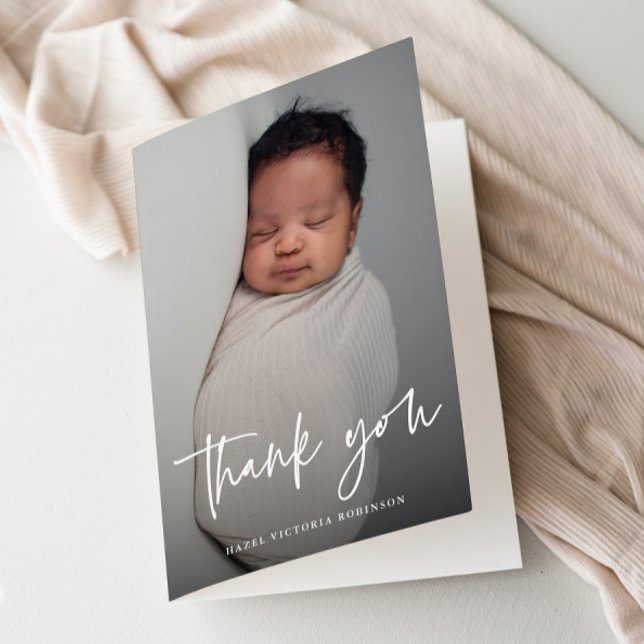 Moderne Script Religious Foto Baptism Dankeskarte (Modern script photo baptism thank you card.)