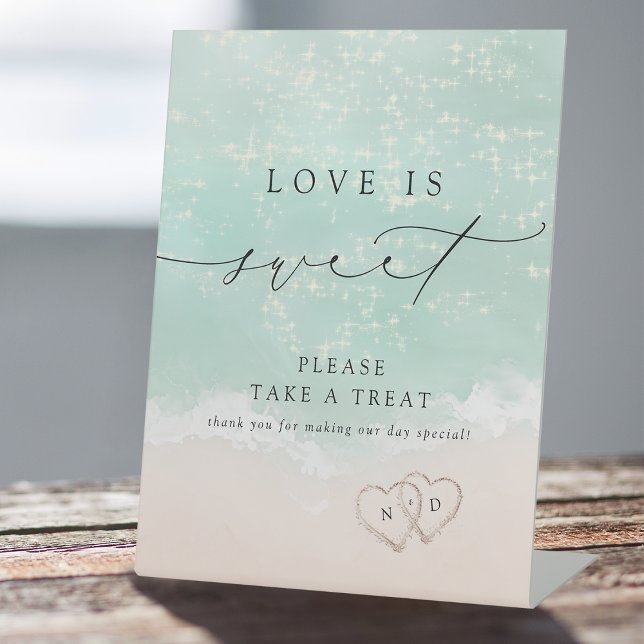 Moderne Script Sand Hearts Beach Liebe ist süß Sockelschild (Modern Script Sand Hearts Beach Love Is Sweet Pedestal Sign)