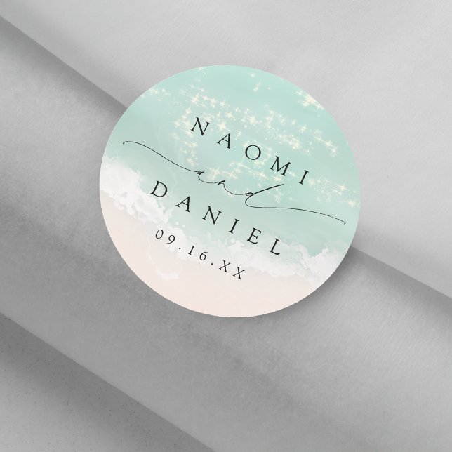 Moderne Script Sand Hearts Beach Wedding Favoriten Runder Aufkleber (Modern Script Sand Hearts Beach Wedding Favors Classic Round Sticker)