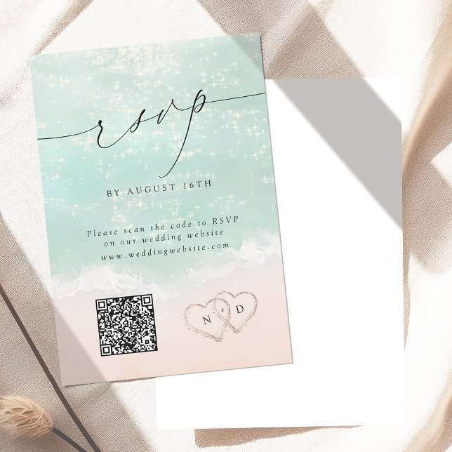 Moderne Script Sand Herz QR Code Beach Hochzeit RSVP Karte (Modern Script Sand Hearts QR Code Beach Wedding RSVP Card)