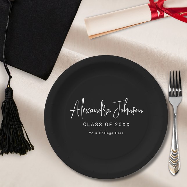 Moderne Script Simple Graduation Party Pappteller (Modern elegant black and white script graduation party custom paper plates stylish trendy chic )