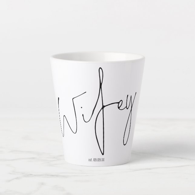 Moderne Script Wifey Name Bride Geschenkboxen Idee Milchtasse (Vorderseite)