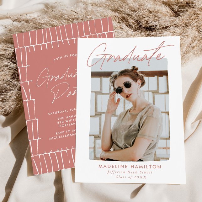 Moderne Signature Script-Rose Rosa Graduierungspar Einladung (Von Creator hochgeladen)