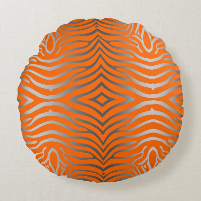 Moderne silbergraue und orangefarbene Zebrastreife Rundes Kissen (Vorderseite)