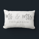 Moderne silberne Mr. und Mrs. wedding keepake Lendenkissen<br><div class="desc">Moderne schicke Silber-Folie Mr. und Mrs. wedding Sake Namen mit einem Imitat Silber-Kalligraphie-Skript,  fügen Sie Ihre Namen und Ihr Hochzeitsdatum mit einem geometrischen Rahmen Rahmen,  der weiße Hintergrund ist vollständig editierbar.</div>