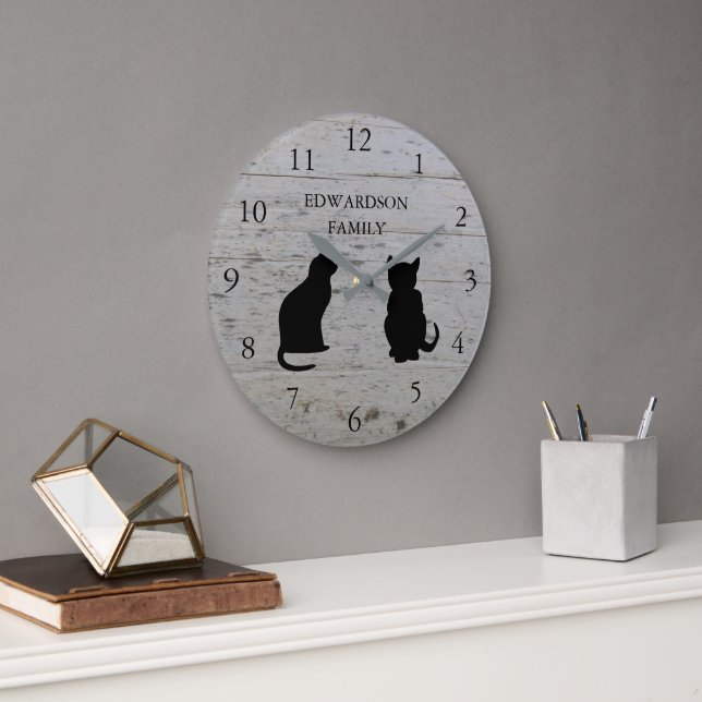 Moderne Silhouetten aus mit Monogramm Holz Große Wanduhr (Büro)