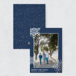 Moderne Silver Foil Snowflake Foto Holiday Card<br><div class="desc">Diese moderne Ferienkarte zeichnet sich durch ein minimalistisches Design,  einfachen Schriftart und echte Silberfolie aus. Ersetzen Sie das Foto auf der Vorderseite durch Ihr eigenes. Der Rücken ist weißer Schneefall (nicht echte Silberfolie). Karo andere Artikel in der "Holidays" Kollektion.</div>