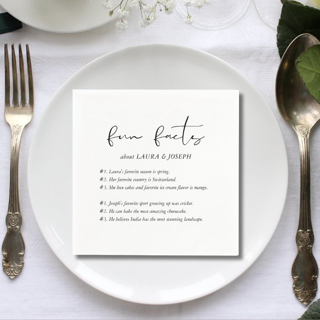 Moderne Skript-Fun-Facts-Hochzeit Serviette (Modern script fun facts wedding napkins entertain guests while adding a personal touch.)