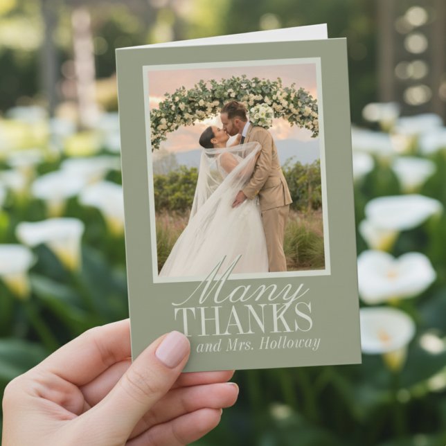 Moderne Skript-Sage-Grün-Hochzeitsfoto Dankeskarte (Thank guests for celebrating your big day with this Modern Script Sage Green Thank You Card!)