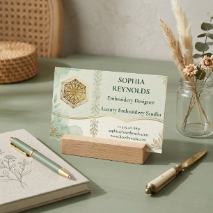 Moderne Skript-Sage-Grün-Stickerei-Studio-Logo Visitenkarte