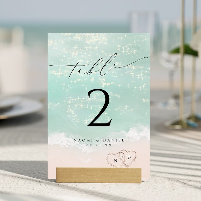 Moderne Skriptanhöre in der Hochzeit am Sandstrand Tischnummer (Modern Script Hearts In The Sand Beach Wedding Table Number)