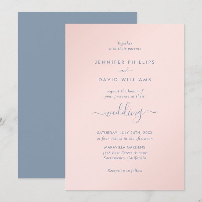 Moderne Skriptdusty Blue and Blush Wedding Einladung (Vorne/Hinten)