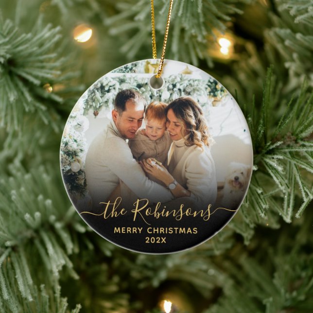 Moderne Skriptfamilie Name Foto Frohe Weihnachten Keramik Ornament (Baum)