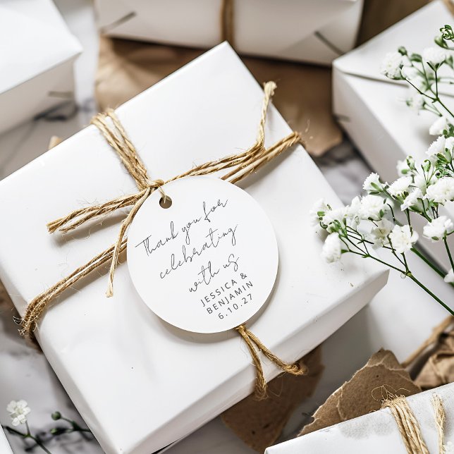 Moderne Skripthandschrift Schwarz-Weiß-Hochzeit Geschenkanhänger (Von Creator hochgeladen)