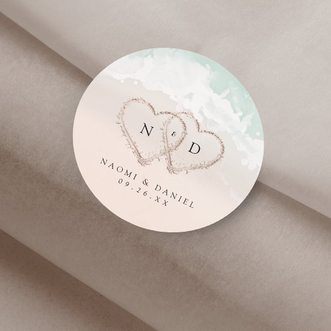 Moderne Skripthörer Mongram Beach Hochzeitfavorite Runder Aufkleber (Modern Script Hearts Monogram Beach Wedding Favors Classic Round Sticker)