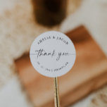 Moderne SkriptPersonalisierte Gastgeschenk Hochzei Runder Aufkleber<br><div class="desc">Ein eleganter, moderner personalisierter Aufkleber mit einem schönen kalligraphischen Schriftart und minimalistischem Design. Bearbeiten Sie die meisten* Formulierungen und alle Farben. // Für passende Artikel besuchen Sie bitte die "ALICE" Kollektion im Sincerely By Nicole Zazzle Store. * Wenn Ihnen dieses Design gefällt, Sie es aber nicht für etwas finden, das...</div>