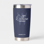 Moderne SkriptPersonalisierte Trauzeugen mit isoli Thermobecher<br><div class="desc">Moderne Minimalistische Personalisierte Monogram- und Namensgeschenke Dieses Design zeichnet sich durch personalisierten Namen im modernen, weißen handschriftlichen Skript Schriftart Stil und Monogramm in hellblau modernen Sans Serif Schriftart Stil als Hintergrund, mit Hochzeitsdetails in weiß modernen Sans Serif Schriftart Stil auf marineblau Hintergrund. Auch perfekt für Trauzeuge, Trauzeugin, Brautmädchen und mehr....</div>