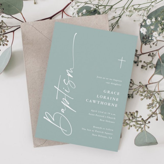 Moderne Skriptsprache Grünes Geschlecht Neutrale T Einladung (Modern Elegant Script Sage Green Gender Neutral Baptism Invitations.)
