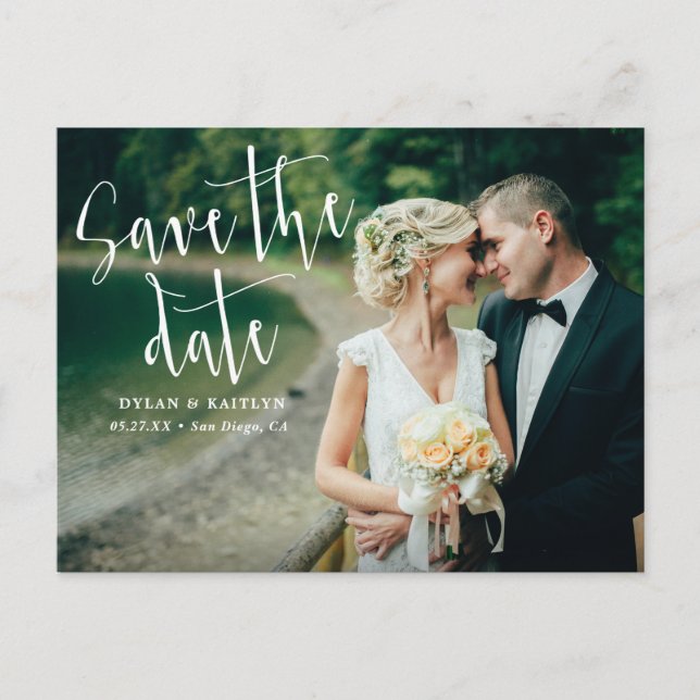 Moderne SkriptWedding Save the Date Postcard Ankündigungspostkarte (Vorderseite)