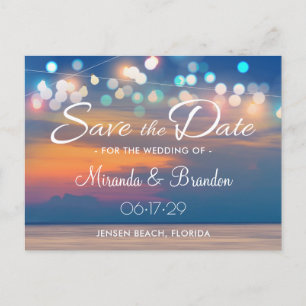 Moderne Sommer Sunset String Lights Beach Hochzeit Ankündigungspostkarte
