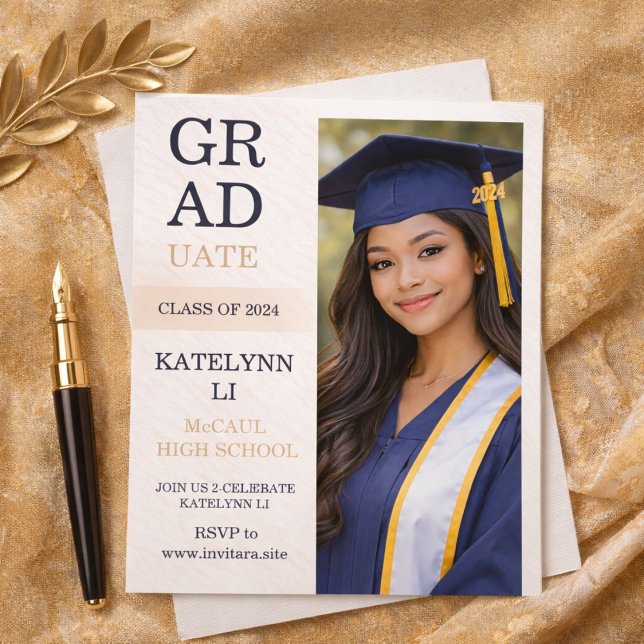 Moderne Split-Layouteinladung Einladung (Modern split layout graduation announcement with bold stacked headline and portrait panel)