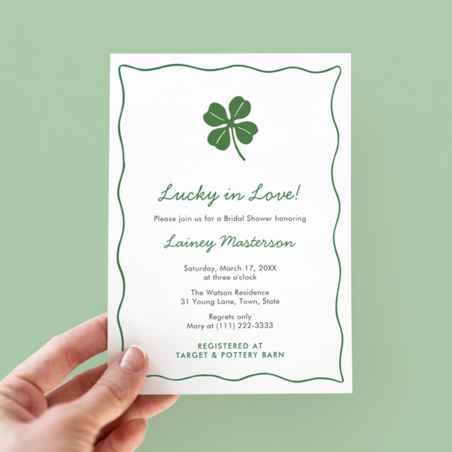 Moderne Squiggle St. Patrick Hochzeitsdusche Einladung (Modern St Patricks Day Bridal Shower invitation with trendy doodle border and hand-drawn shamrock)