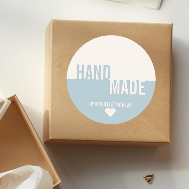 Moderne staubblaubeige Typografie handgefertigt Runder Aufkleber (Von Creator hochgeladen)