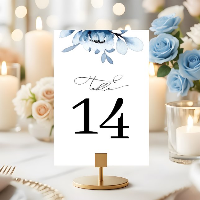 Moderne staubblaue florale Hochzeit Tischnummer (Von Creator hochgeladen)