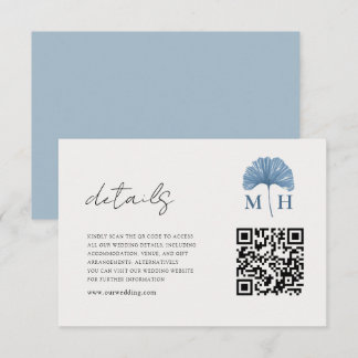 Moderne staubblaue Monogramm-QR-Code-Hochzeitsdeta Begleitkarte
