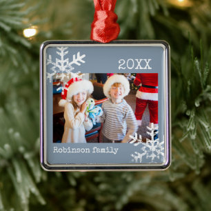 Moderne staubblaue Winter-Schneeflocke mit individ Ornament Aus Metall