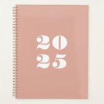 Moderne staubige rosa Sonderausgabe Jahr stilvolle Planer<br><div class="desc">Minimalistische staubige rosa und weiße,  moderne,  fett-stylische Typografie-Zahlen Maßstab Jahr Plananner. Benutzerdefinierter weißer Text,  Zahlen,  staubrosa,  schlichter Hintergrund. Sie können es mit Ihren Initialen,  Monogramm,  Jahr,  etc. personalisiert oder einfach den Text löschen,  und die schlichte schwarze Farbe verlassen.</div>