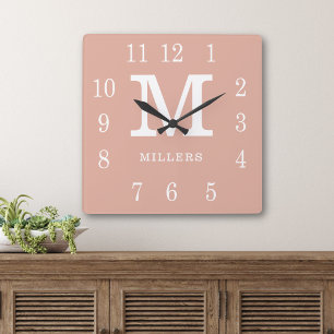 Moderne Staubrosa und Weiße Familienname-Monogramm Quadratische Wanduhr
