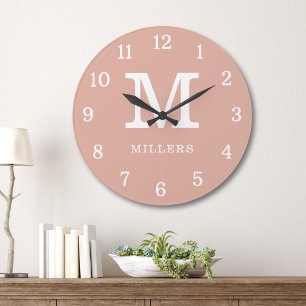 Moderne Staubrosa und Weiße Monogramm-Familienname Große Wanduhr