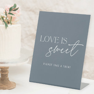 Moderne Steel Blue Liebe ist ein süßer Hochzeitsti Sockelschild
