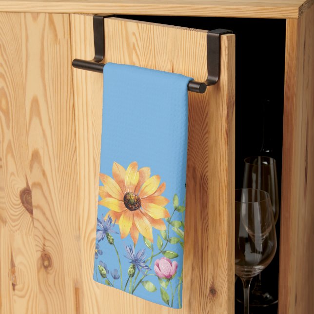 Moderne, stilvolle Wildblumen mit blauem Hintergru Geschirrtuch (Drittel gefaltet)
