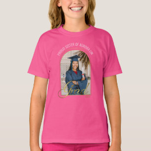 Moderne stolze Schwester des Absolventen mit indiv T-Shirt