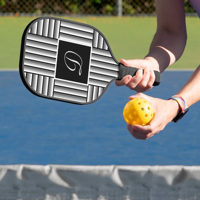 Moderne Streifen in Schwarz, Weiß und Grau - Monog Pickleball Schläger (InSitu)