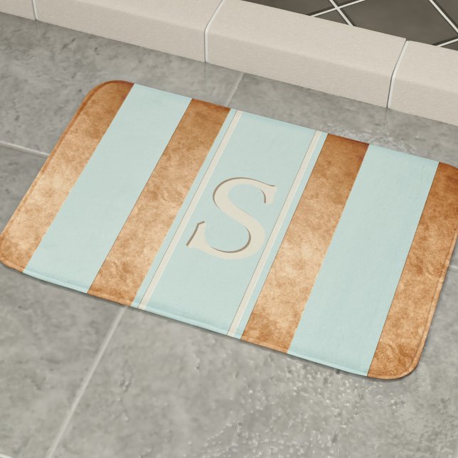 Moderne Streifen Robin Egg Blue Copper Bath Mat Badematte (Just add your initial to this stylishly striped copper and robin egg blue bath mat)